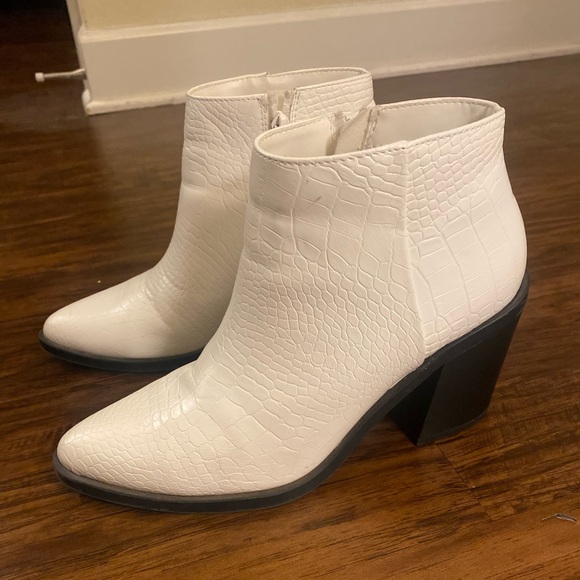 Coconuts by Matisse White Boots - Size 7.5 - Picture 2 of 5